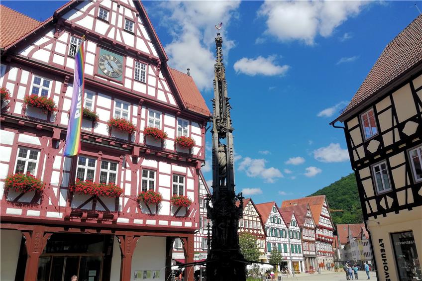 Es gibt jede Menge Fachwerk zu sehen in Bad Urach, vor allem am Marktplatz mit dem Rathaus aus dem Jahr 1440. Auch der Marktbrunnen davor ist sehenswert. Bilder: Arndt Spieth