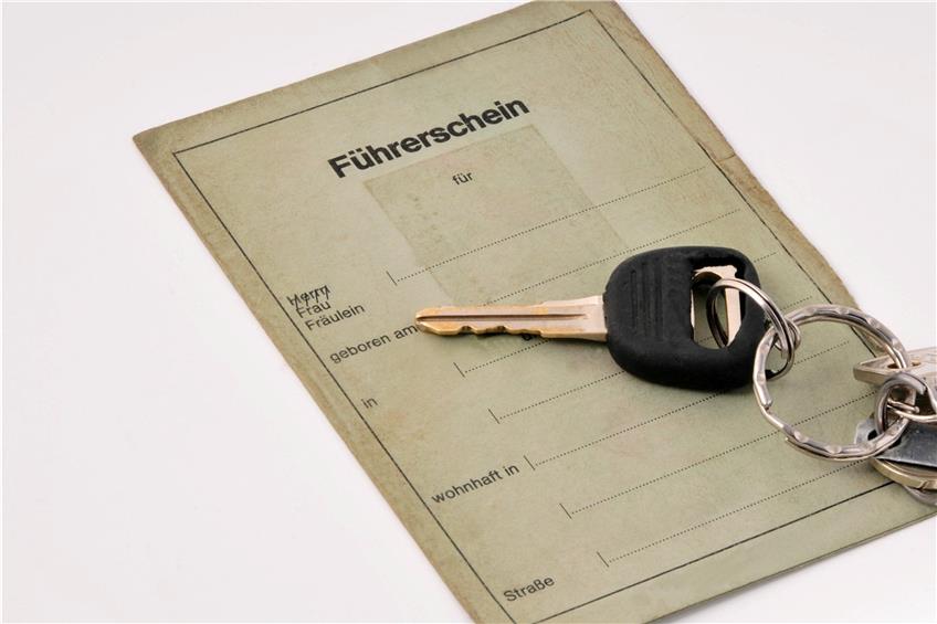 Es wird Zeit, den alten Lappen gegen den EU-einheitlichen Führerschein einzutauschen. In Deutschland sind 43 Millionen Autofahrer betroffen. Bild: Michael Ebardt - stock.adobe.com/fotolia