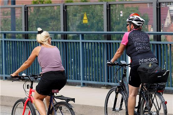 Fahrrad fahren hält fit – das wissen die meisten. Trotzdem steigen viele im Alltag lieber ins Auto. Archivbild: Karl-Heinz Kuball