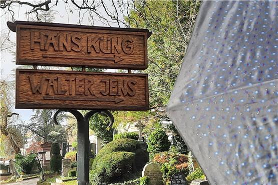 Für Hans Küng und Walter Jens gibt es ein Hinweisschild auf dem Stadtfriedhof, nicht aber für Inge Jens. Bild: Angelika Brieschke