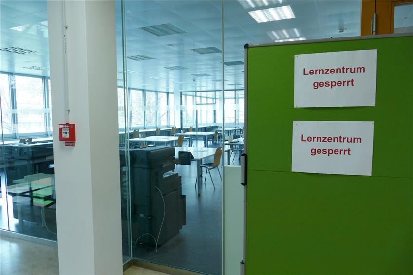 Gähnende Leere im Lernzentrum der Universitätsbibliothek. Aber nicht nur Studierende fehlen, sondern auch freie Arbeitsplätze. Bild: Lukas Weber