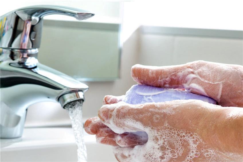 Gründliches und regelmäßiges Händewaschen hilft dabei, gesund zu bleiben. Allerdings sollte man es mindestens 20 bis 30 Sekunden und mit Seife machen. Bild: Alexander Raths / fotolia