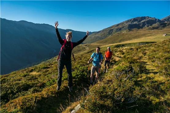 Gut ausgerüstet durch die Alpen: Familienwandern in der Greina-Ebene in Surselva/Schweiz  Foto: Marcel Volken