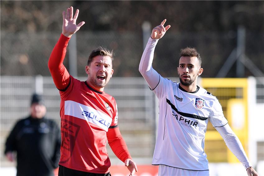 Hände hoch: Marc Pettenkofer (links von der TSG Balingen) hier am 19. Dezember beim Spiel gegen den FSV Frankfurt. Bild: Ulmer