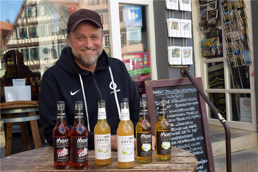 Hans-Peter Schwarz produziert Cider und Schorle aus regionalem Streuobst. Damit er die Verluste bei Leergut kompensieren kann, fordert er ein höheres Flaschenpfand. Bild: Andrea Bachmann