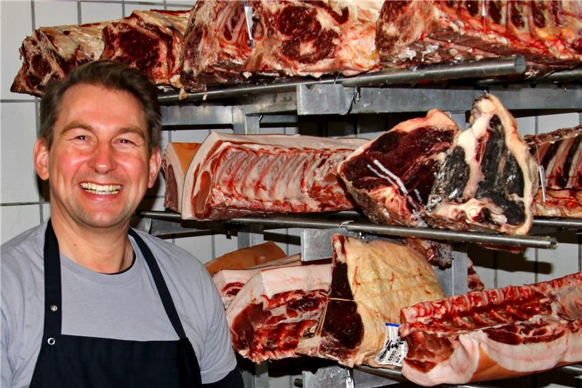 Harald Kiesinger präsentiert eine Spezialität seines Hauses: Dry Aged Beef. Dieses Rindfleisch reift nicht im Vakuum, sondern mindestens 28 Tage offen am Knochen. „Dadurch bekommt das Fleisch seinen harmonischen Geschmack“, erklärt der 49-jährige Inhaber der Tübinger Metzgerei. Bild: Zibulla
