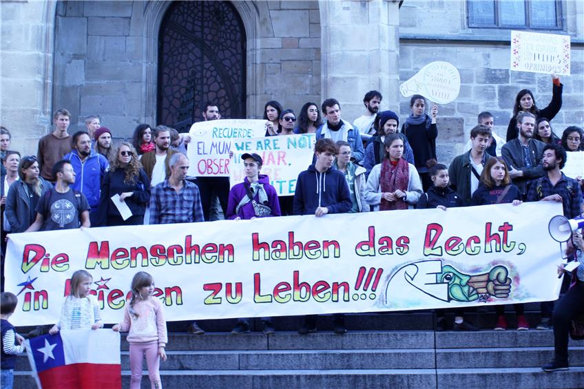 Heike Hänsel (mit Megaphon) erinnerte am Freitag daran, dass bereits 1986 und 1987 in Tübingen gegen die Diktatur von Pinochet demonstriert wurde. Bild: Vivian Viacara Galaz
