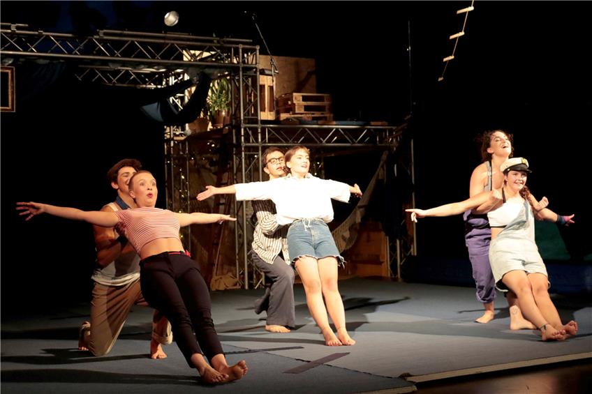 Ihren Abschluss beim Ensemble des Zirkus Zambaioni feiern sieben junge Artistinnen und Artisten an den kommenden beiden Wochenenden auf der Derendinger Festwiese. Bild: Zirkus Zambaioni