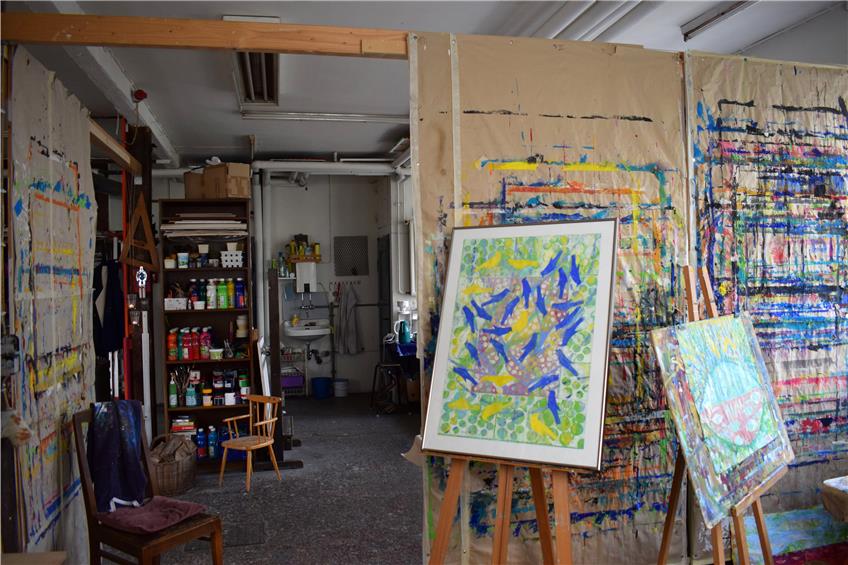 Im Atelier Alte Schlosserei gibt es jede Menge Farben und Papiere und richtig viel Platz, um große Bilder malen zu können – für große und kleine Leute.Bilder: Andrea Bachmann
