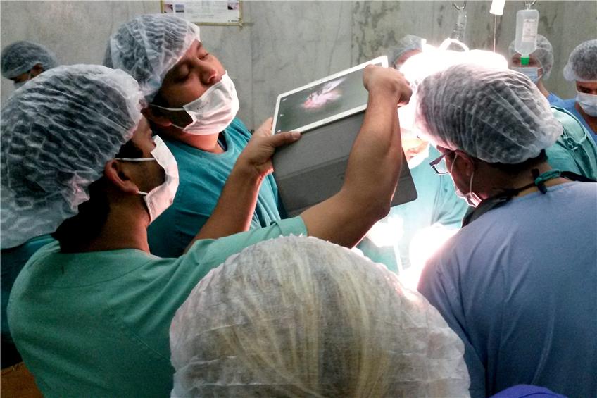 Im Manipal Teaching Hospital in Pokhara ist es üblich, dass die Chirurgen während der Operation das Innenleben ihrer Patienten fotografieren. Bild: Kappel