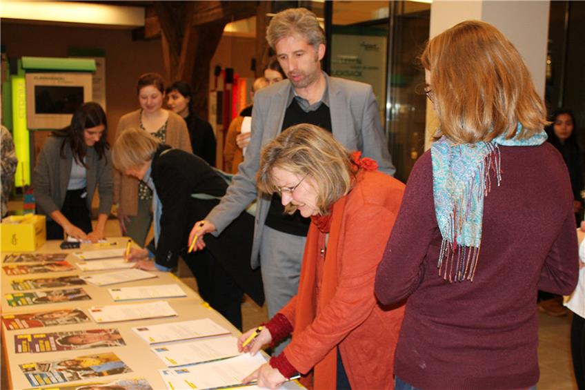 Im Tübinger Rathaus können Briefe gegen Menschenrechtsverletzungen unterschrieben werden. Bild: Monica Brana