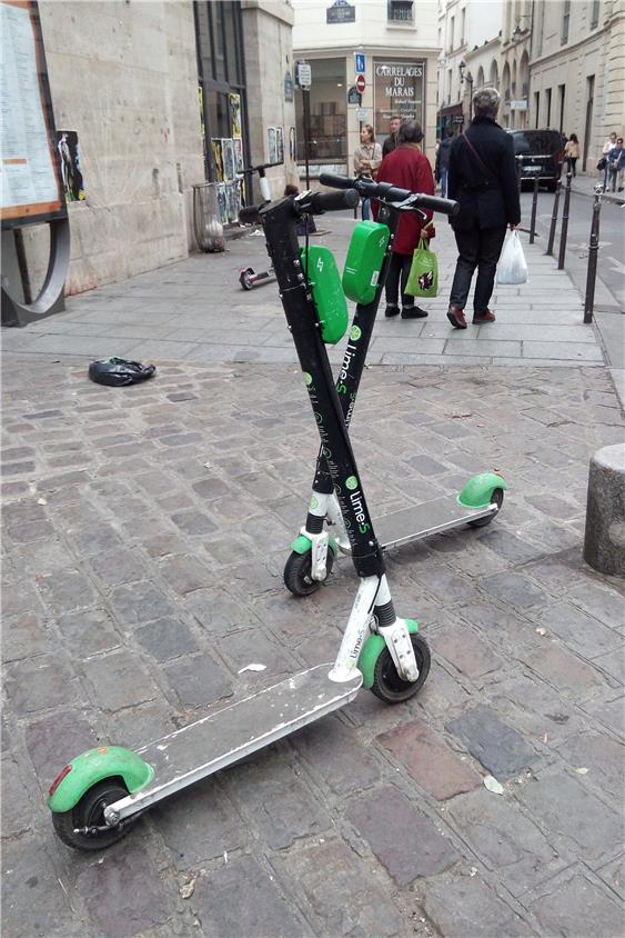 In Paris stehen Elektro-Roller schon ganz selbstverständlich auf den Gehwegen mitten im Weg. Bild: Angelika Brieschke