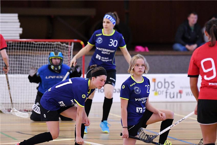In der Floorball-Regionalliga der Frauen setzten sich die Fire-Sharks Tübingen-Feuerbach (in Blau) durch. Bild: Ulmer