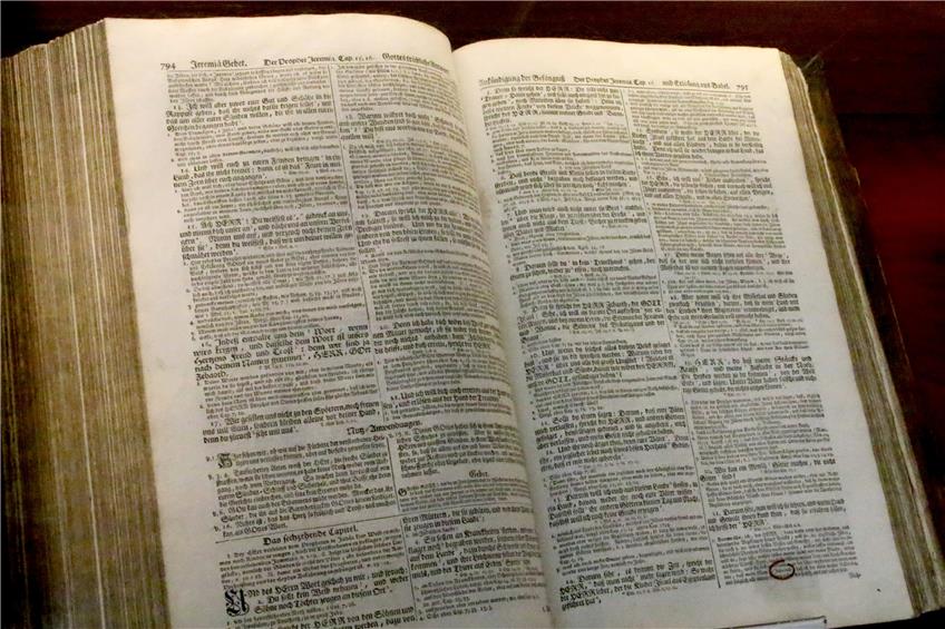 In einer Vitrine ist das Pfaffsche Bibelwerk aus dem Jahr 1730 ausgestellt. Rechts unten findet sich eine Fußnote zu Jeremia 16:21, in der die Übersetzer ...
