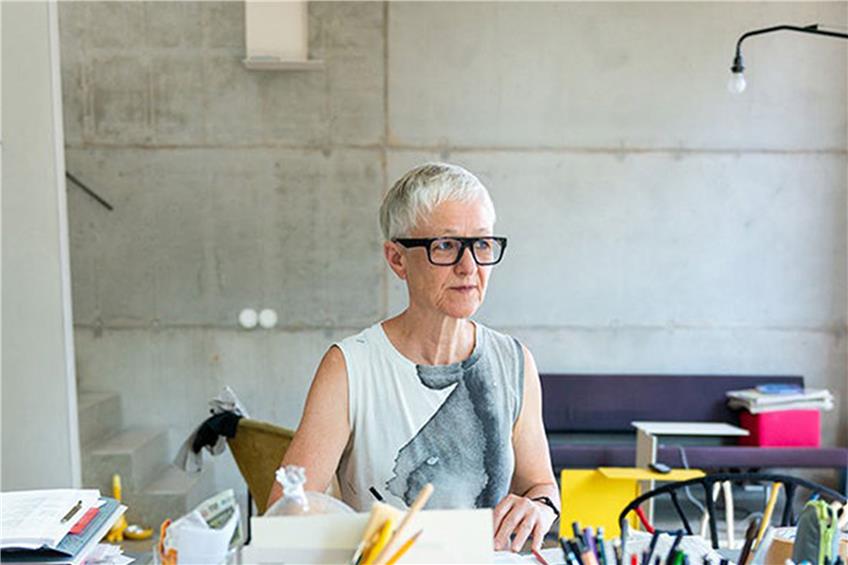 Karin Sander lädt zur Auseinandersetzung mit der materiellen Bedingtheit einer Büro-Szenerie ein. Bilder: Michael Danner