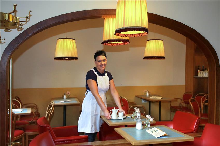Kleine Cafés haben es corona-bedingt schwer. Tanja Kleinert vom Café Binder musste ihre Tische reduzieren. Archivbild: Erich Sommer