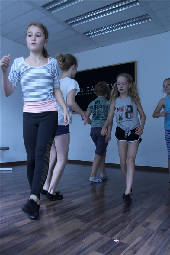 Konzentriert beim Tanzen: Die Choreographie bekommen die „Annie“-Kinder auch prima ohne Erwachsene hin. Bilder: Brieschke
