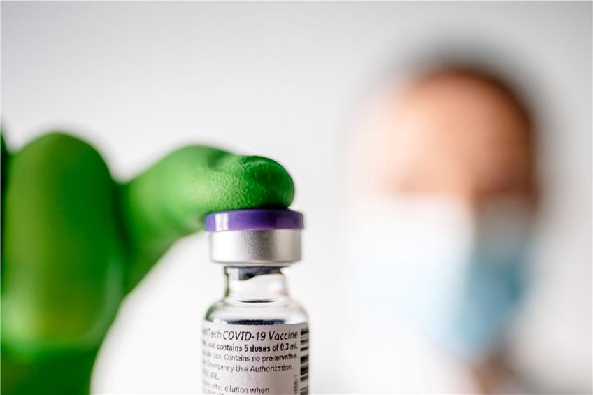 Krankenkassen und Sozialministerium wollen den Weg ins Impfzentrum für manche Gruppen erleichtern. Bild: Biontech SE 2020