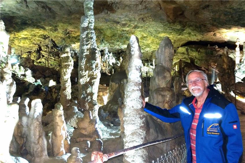 Kuno Wanderer zeigt Gästen gerne seine Höhlenwelt. Dabei lässt er auch Tropfsteine durch Anschlagen erklingen. Bilder: Gabriele Böhm