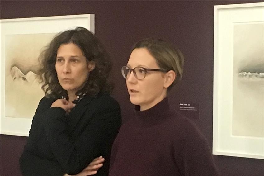 Kunsthallen-Leiterin Nicole Fritz (links) und Natascha Burger, die die Jürgenssen-Ausstellung mitkuratiert hat. Bild: Andrea Bachmann