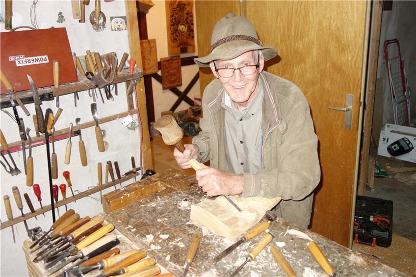 Kurt Haug arbeitet in seiner Werkstatt in Rangendingen auch mit uraltem Werkzeug.