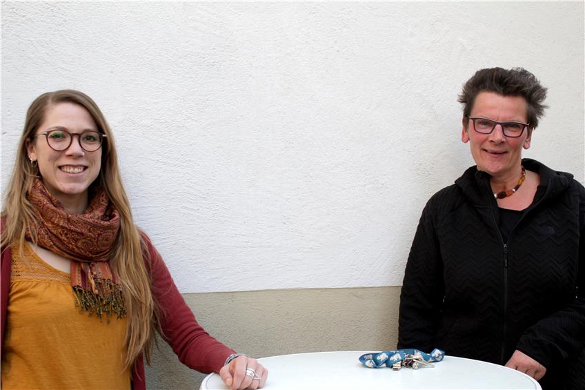 Lisa Paul (links) und Micha Schöller arbeiten im Verein „Frauen helfen Frauen“ für die Opfer häuslicher Gewalt. Bild: Vivian Viacava Galaz