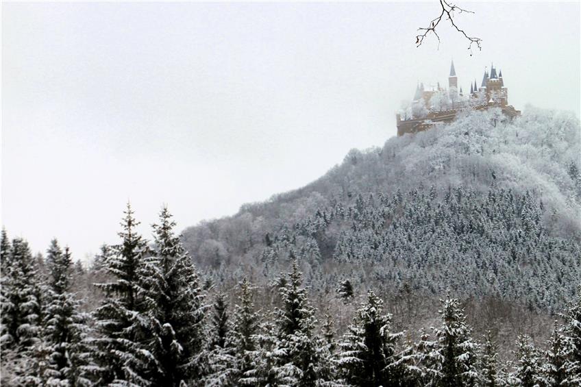 Mit Schnee oder Raureif bedeckt, wirkt die Burg Hohenzollern wie ein verzaubertes Märchenschloss. Bilder: Arndt Spieth