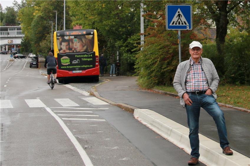 Noch fahren die Busse in Tübingen die alte Haltestelle „Engelfriedshalde“ an. Direkt unterhalb wurde bereits eine neue barrierefreie Haltestelle gebaut. Horst Dieter hofft, dass sie bald in Betrieb genommen wird. Bild: Stefan Zibulla