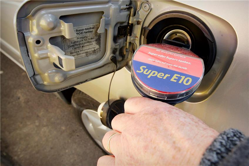 Noch immer tanken zu wenige Autofahrer aus Unsicherheit den Kraftstoff Super E10.Bild: Mozer