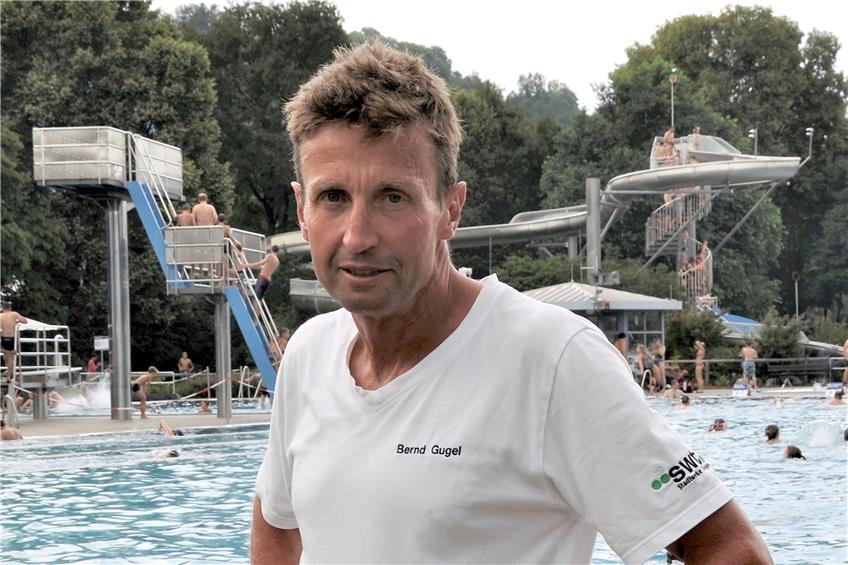 Nur ganz kurz schaut Bernd Gugel mal zum Fotografen. Gleich danach hat er wieder das Schwimmbecken im Blick. Bild: Schmidt