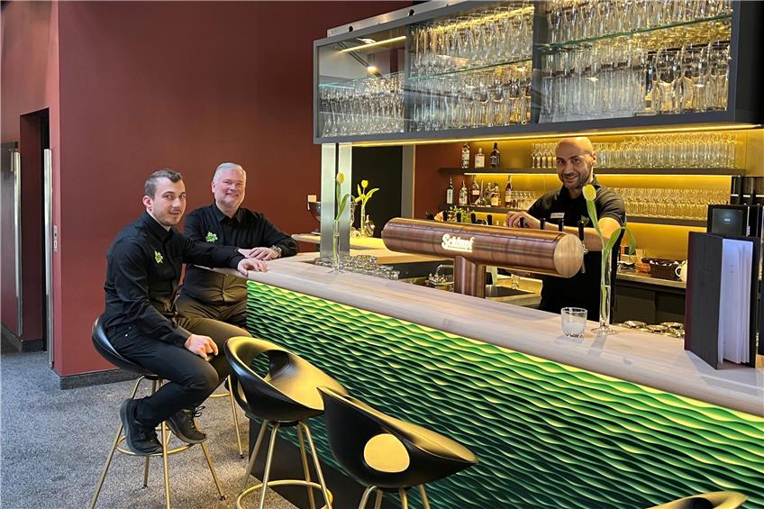Pächter Aico Horn (links) und sein Betriebsleiter Frank Foitzik an der neuen Bar des Restaurants Hofgut. Bild: Andreas Straub