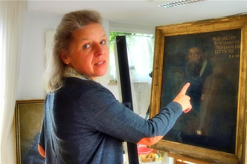 Restauratorin Silke Schick arbeitet gerade an dem Gemälde eines Tübinger Professors. Bild: Böhm