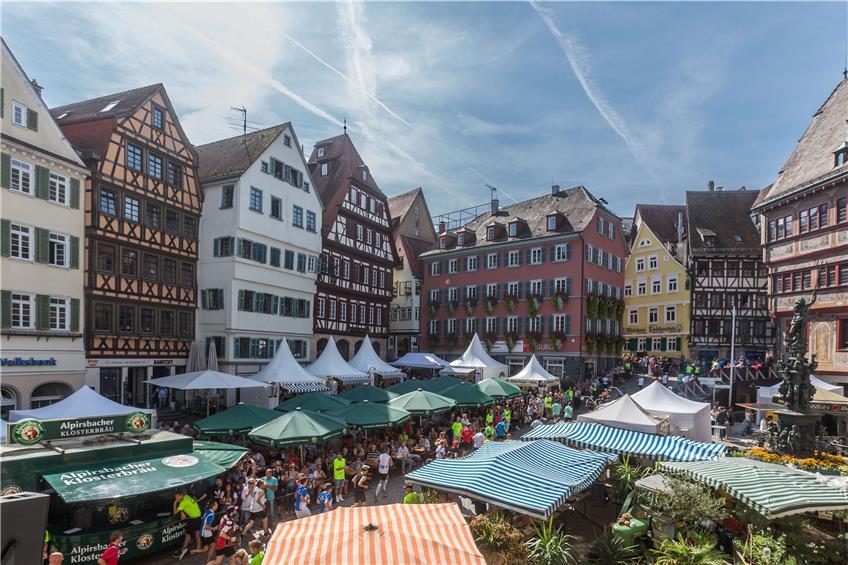 Rückblick auf den Erbe-Lauf quer durch den Umbrisch-provenzalischen Markt auf dem Tübinger Marktplatz. Bild: Ulrich Metz