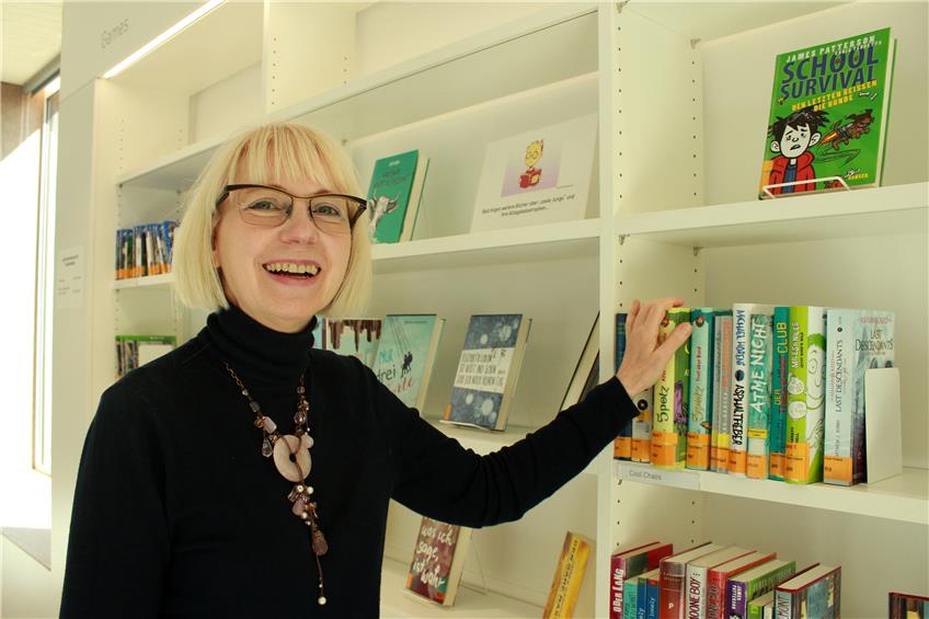 Ruth Bolle, Leiterin der Stadtbibliothek Rottenburg, steht hier in einer ihrer Lieblingsabteilungen: Kinderbücher. Bilder: Brieschke