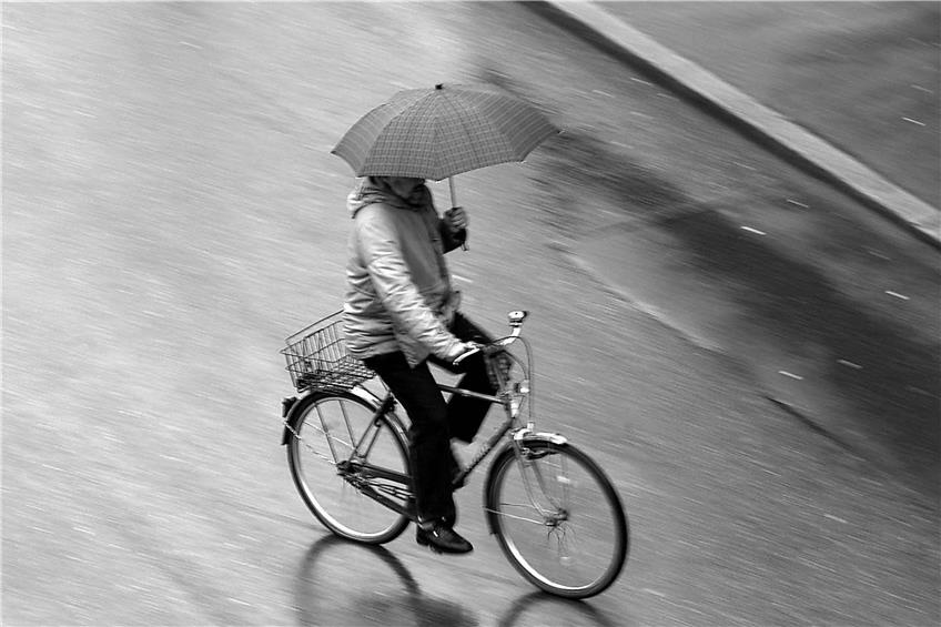 So ist’s vorbildlich: Kein noch so schlechtes Wetter sollte einen vom (Stadt-)Radeln abhalten! Archivbild: Ulrich Metz