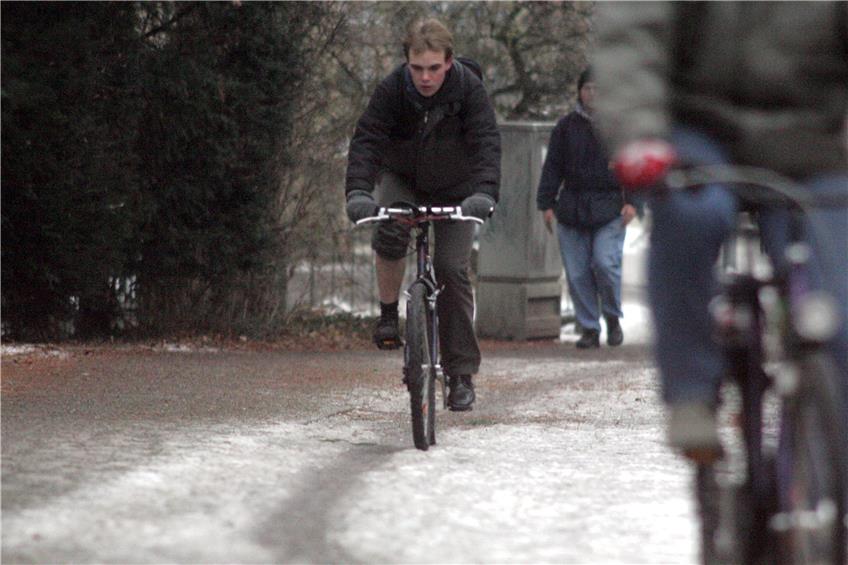 So nicht! An trüben Tagen sollte man auch tagsüber mit Licht fahren. Und ein Fahrradhelm ist sowieso ein unbedingtes Muss, vor allem bei Schnee und Glatteis. Archivbild: Metz
