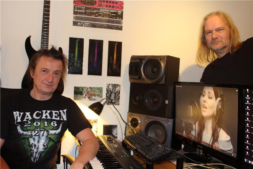 So sieht es üblicherweise bei Tigersclaw aus: Elena Minina ist nur virtuell im Jettenburger Studio, wo Aleksandar Baier (links) die Songs abmischt; rechts: Drummer Ralf Neumann. Bild: Jürgen Spieß