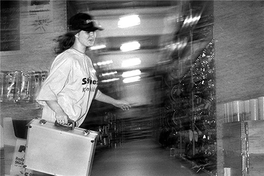 So war’s früher: 1998 rollte eine Ferienarbeiterin auf Inlineskates durch einen Tübinger Baumarkt. Archivbild: Anne Faden