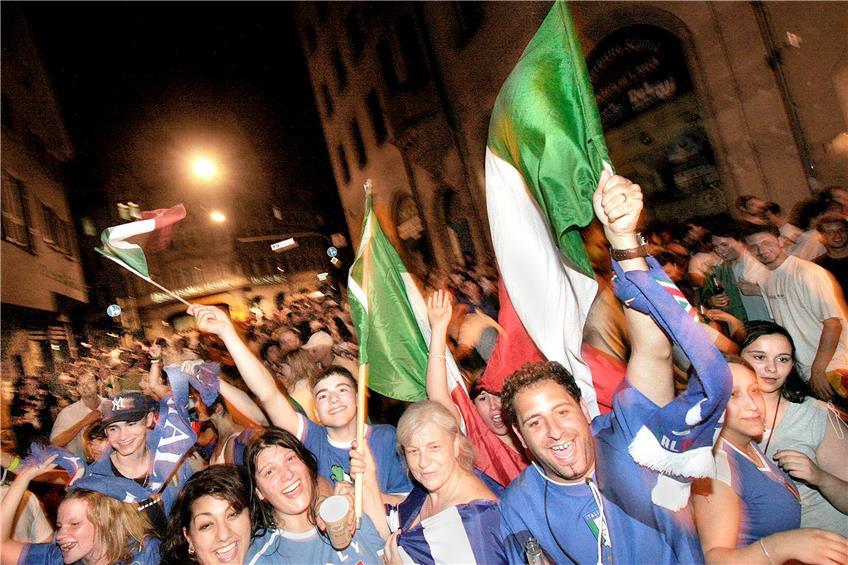 Solche Bilder wird es bei der Fußball-WM diesmal nicht geben: Hier feiern italienische Fans in der Tübinger Mühlstraße ausgelassen den Weltmeistertitel 2006. Archivbild: Faden