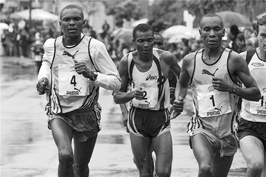 Stadtlauf 2001(v.l.): Kipkirui Misoi (Kenia), der spätere Sieger Tendai Chimusasa (Simbabwe), Laban Chege (Kenia) und Jonathan Wyatt (Neuseeland). Archivbild: Ulmer