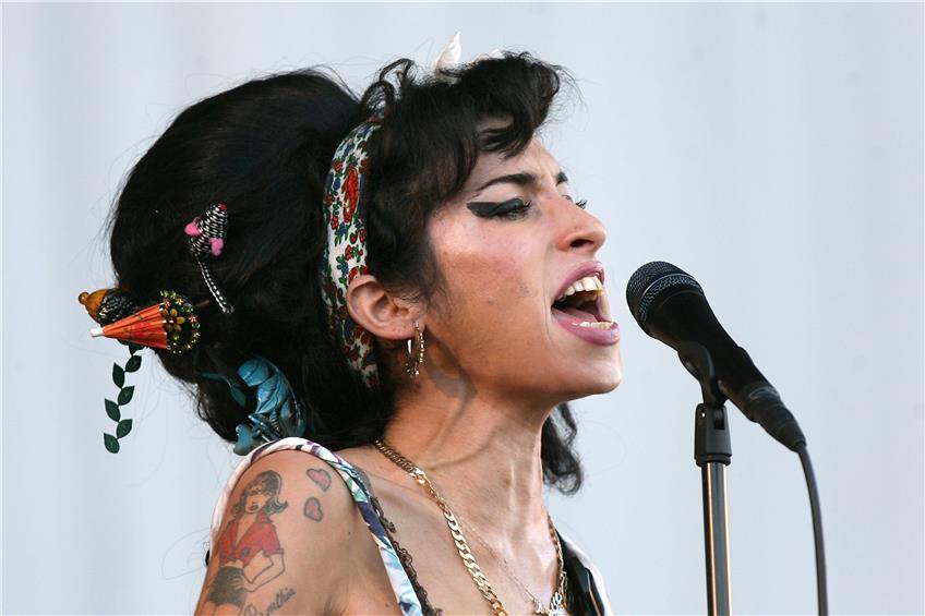Stilikone: Die verstorbene Sängerin Amy Winehouse (1983–2011) hat mit ihrer Beehive-Frisur, Make-up und Tattoos viele junge Frauen inspiriert. Ihr Outfit ist aber nach wie vor kaum mit der Büro-Etikette mancher Betriebe vereinbar.  Foto: Niall Carson/dpa
