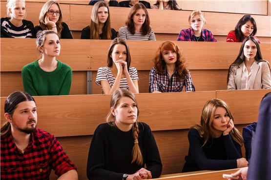 Studierende aus der Ukraine werden an den Hochschulen in Baden-Württemberg nicht mit Studiengebühren belastet. Bild: Dmitrii Kotin/Adobe
