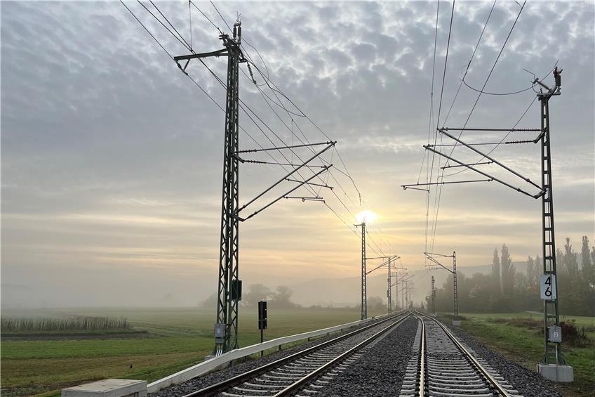 Teilweise zweispurig und mit Oberleitungen unter Strom: Die Ammertalbahn kann endlich losfahren. Archivbild: Moritz Hagemann