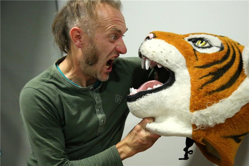 Thomas Schmitt ist der Mann im Maskottchenkostüm der Tübinger Tigers Bild: Dennis Duddek
