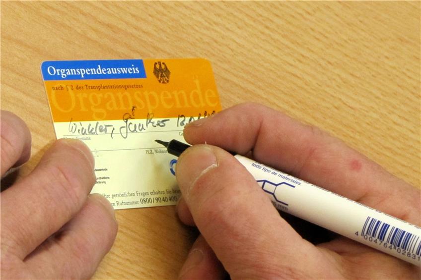 Unterschreiben oder nicht? Jetzt muss sich jede/r für oder gegen einen Organspendeausweis entscheiden. Bild: Berliner Pressebüro