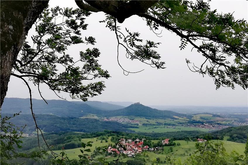 Weitblick auf die Burg Hohenzollern vom Dreifürstenstein aus. Bilder: Arndt Spieth