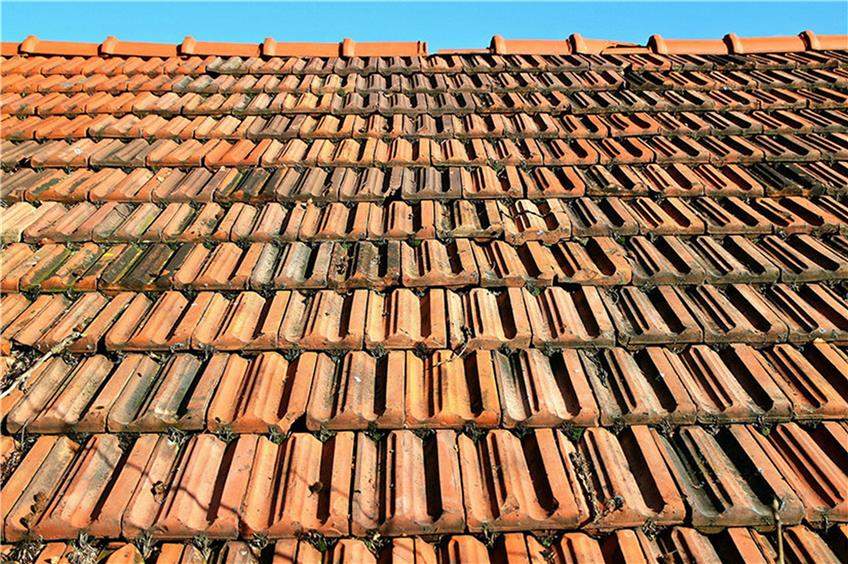 Wenn das Dach bereits undichte Stellen hat und nicht gedämmt ist, ist es höchste Zeit für ein neues Dach. Damit können Verbraucher sehr viel Geld sparen. Bild: Pixabay © PhotoMIX-Company