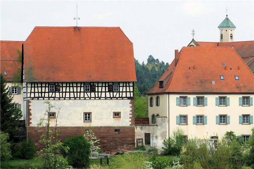 Wie ein mittelalterliches Städtchen liegt die Klosteranlage auf dem Rücken des Kirchbergs. Kleines Bild: der Nonnenfriedhof.