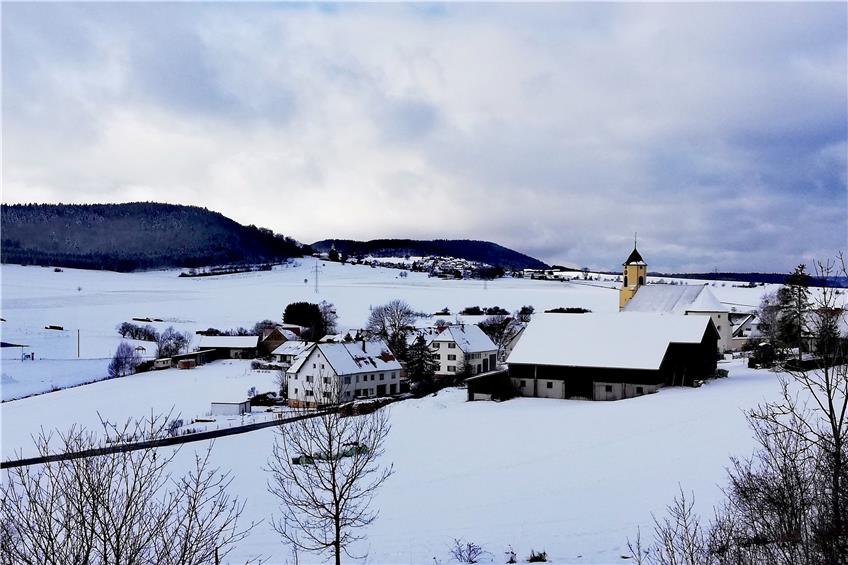 Wunderschöner Winterblick auf Melchingen und das obere Laucherttal. Bilder: Arndt Spieth