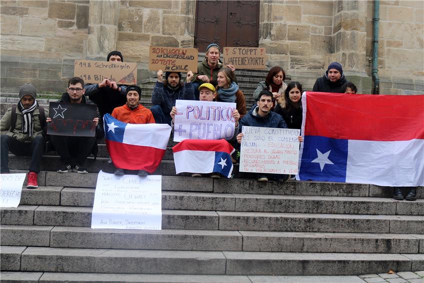 Zwischen Hoffnung und Zweifel: Auf dem Tübinger Holzmarkt wurde für eine Veränderung der politischen Verhältnisse in Chile demonstriert. Bild: Vivian Viacava Galaz